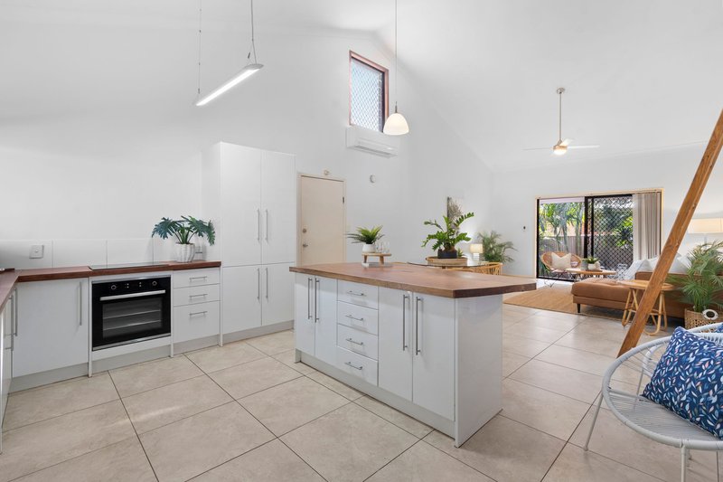 Photo - 1/142 Oxley Drive, Paradise Point QLD 4216 - Image 4