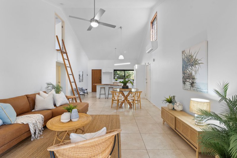 Photo - 1/142 Oxley Drive, Paradise Point QLD 4216 - Image 9