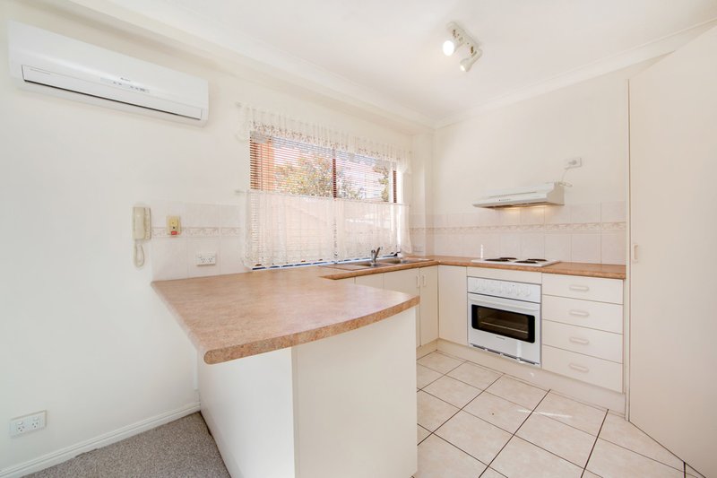 Photo - 1/143 Frank Street, Labrador QLD 4215 - Image 2