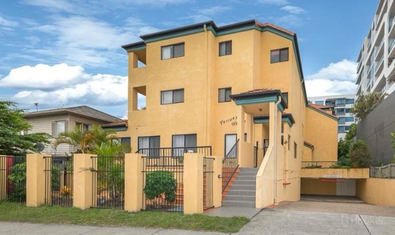 Photo - 1/143 Frank Street, Labrador QLD 4215 - Image 2