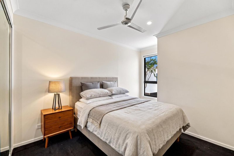 Photo - 11/4A-8 Hansford Road, Coombabah QLD 4216 - Image 12