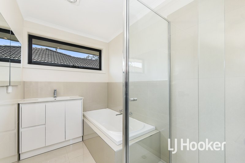 Photo - 1/15 Ainsleigh Court, Cranbourne VIC 3977 - Image 6