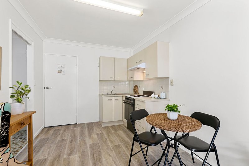 Photo - 1/15 Carmichael Place, Wynnum West QLD 4178 - Image 2