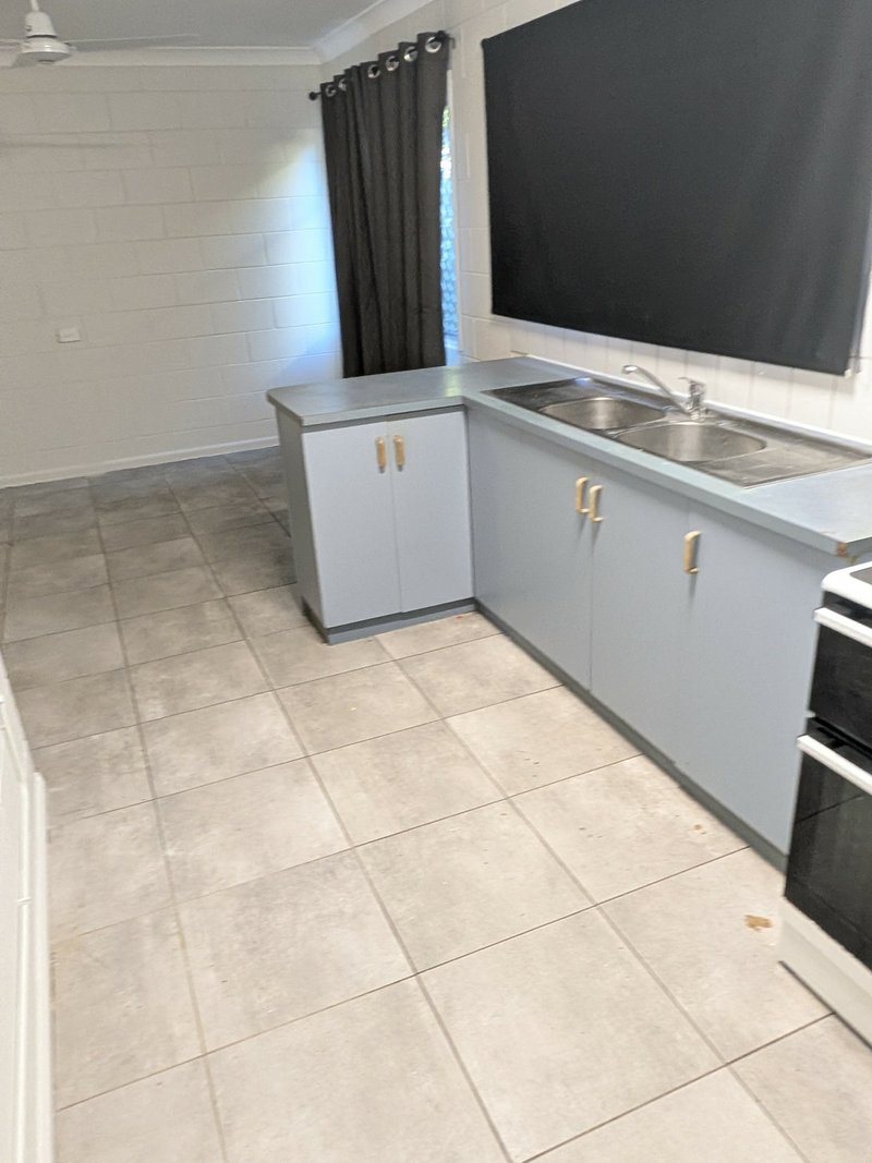 Photo - 1/15 Curtin Street, Westcourt QLD 4870 - Image 2