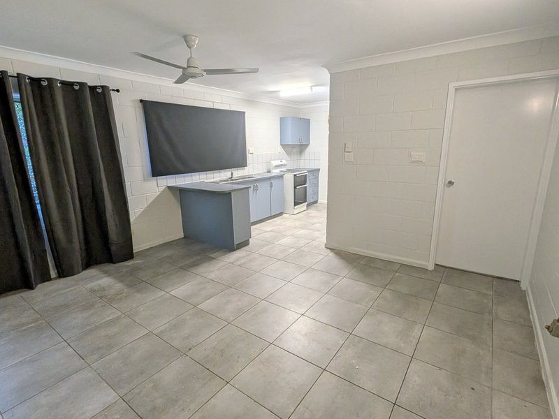 Photo - 1/15 Curtin Street, Westcourt QLD 4870 - Image 4