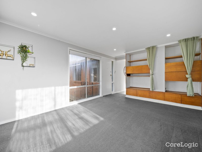 Photo - 115 Eggleston Crescent, Chifley ACT 2606 - Image 3