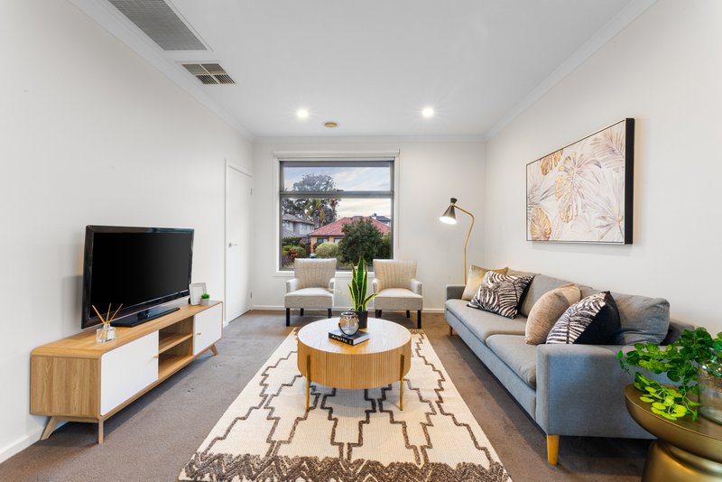 Photo - 1/15 Farleigh Avenue, Burwood VIC 3125 - Image 2