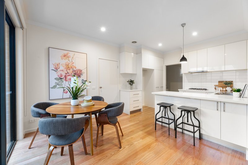 Photo - 1/15 Farleigh Avenue, Burwood VIC 3125 - Image 5
