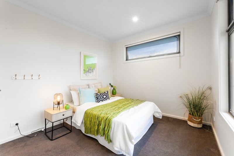 Photo - 1/15 Farleigh Avenue, Burwood VIC 3125 - Image 10
