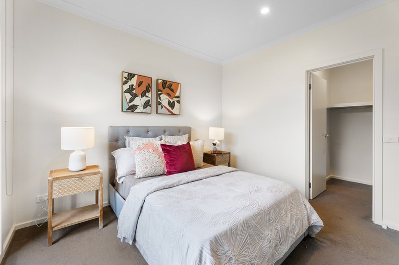 Photo - 1/15 Farleigh Avenue, Burwood VIC 3125 - Image 12