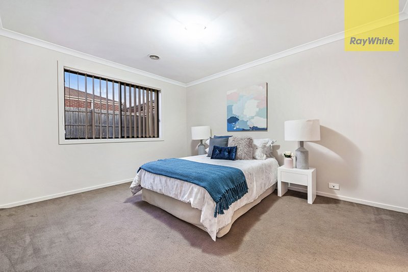 Photo - 115 Golf View Drive, Craigieburn VIC 3064 - Image 5