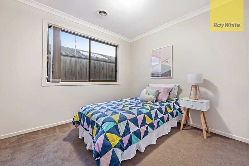 Photo - 115 Golf View Drive, Craigieburn VIC 3064 - Image 6