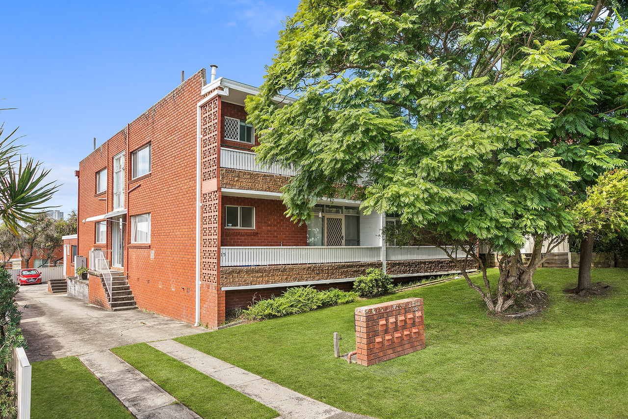 1/15 Hillcrest Street, Wollongong, NSW 2500 - Image 1
