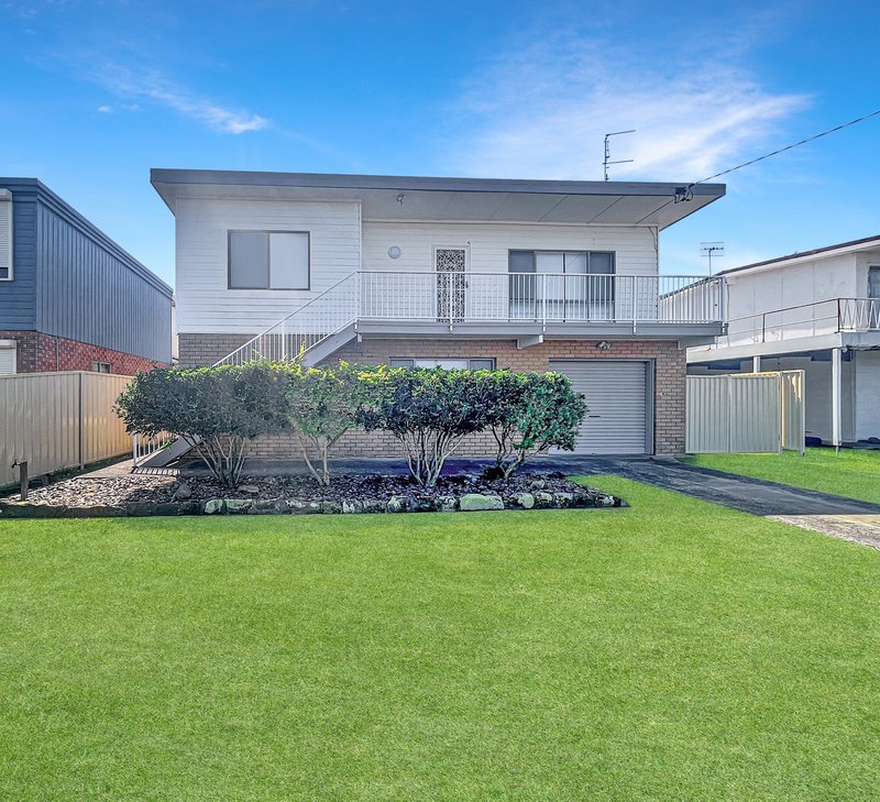 Photo - 1/15 Marks Road, Gorokan NSW 2263 - Image 1