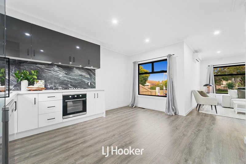 Photo - 1/15 Parkland Avenue, Hampton Park VIC 3976 - Image 8