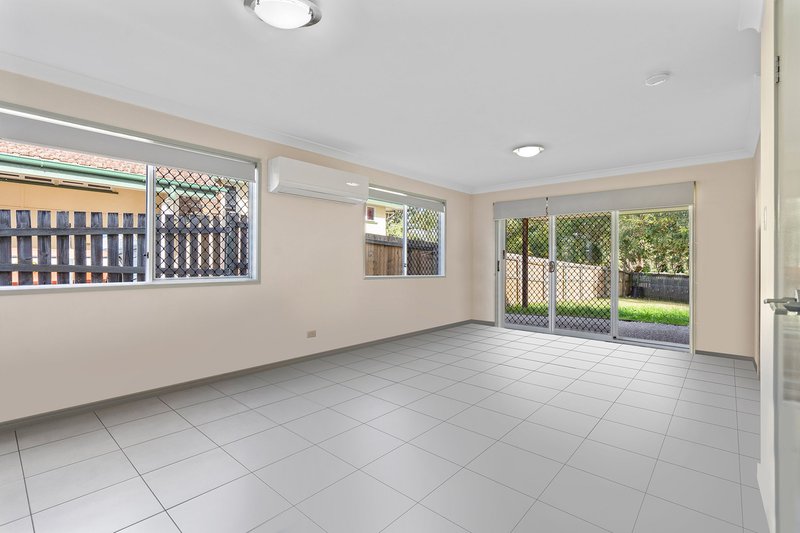 Photo - 1/16 Coverack Street, Leichhardt QLD 4305 - Image 3