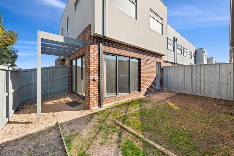 Photo - 116 Henry Street, Pakenham VIC 3810 - Image 16