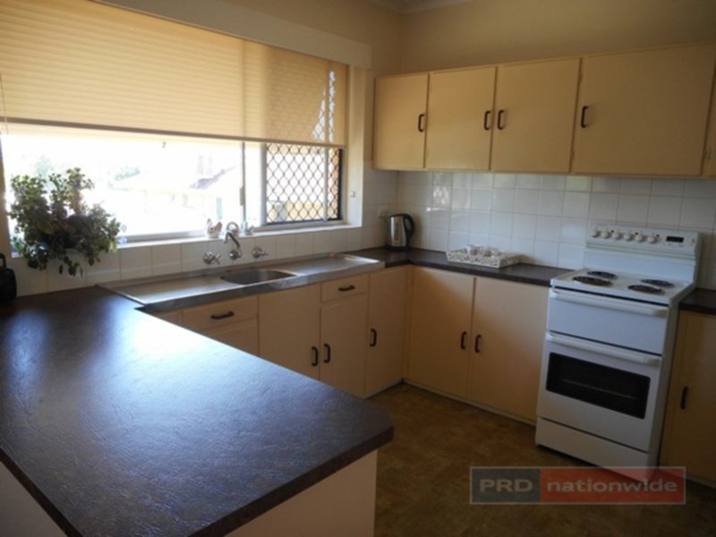 Photo - 116 Simpson Street, Tumut NSW 2720 - Image 2