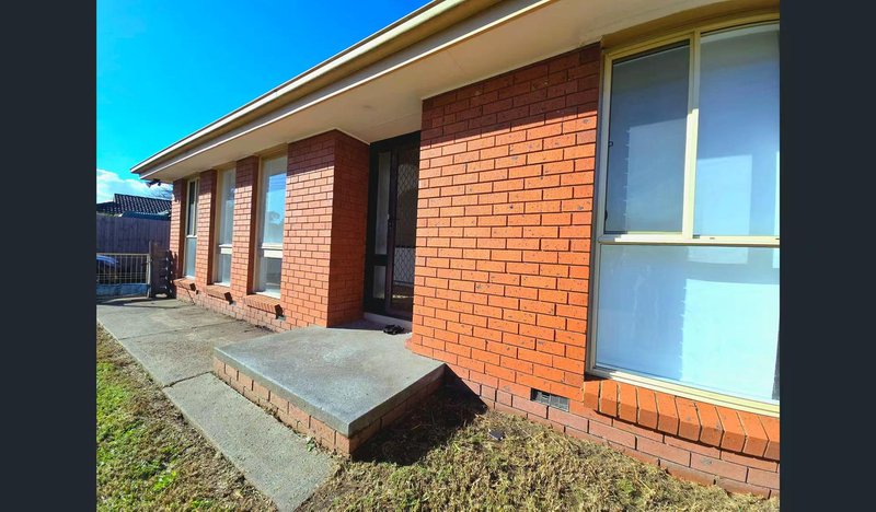 Photo - 1/16 Thomas Crescent, Cranbourne VIC 3977 - Image 2