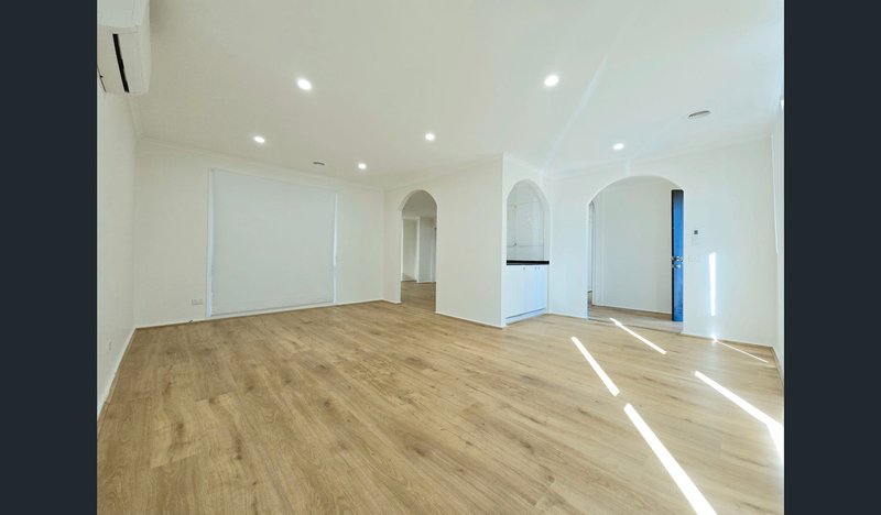 Photo - 1/16 Thomas Crescent, Cranbourne VIC 3977 - Image 4