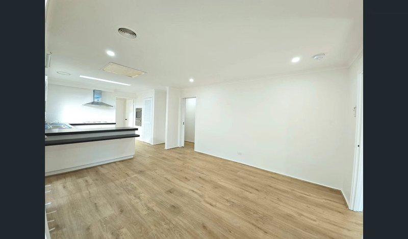 Photo - 1/16 Thomas Crescent, Cranbourne VIC 3977 - Image 5