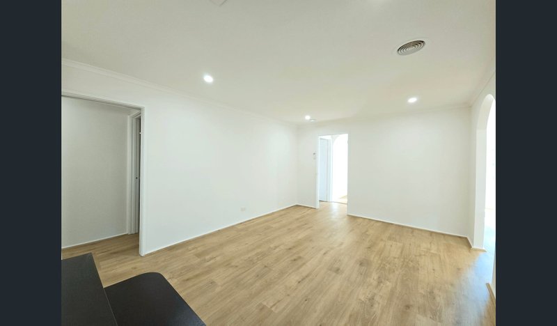 Photo - 1/16 Thomas Crescent, Cranbourne VIC 3977 - Image 6