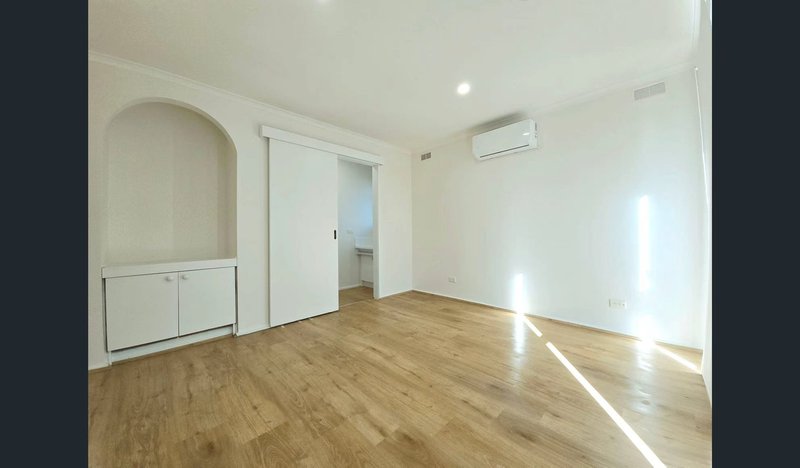 Photo - 1/16 Thomas Crescent, Cranbourne VIC 3977 - Image 7