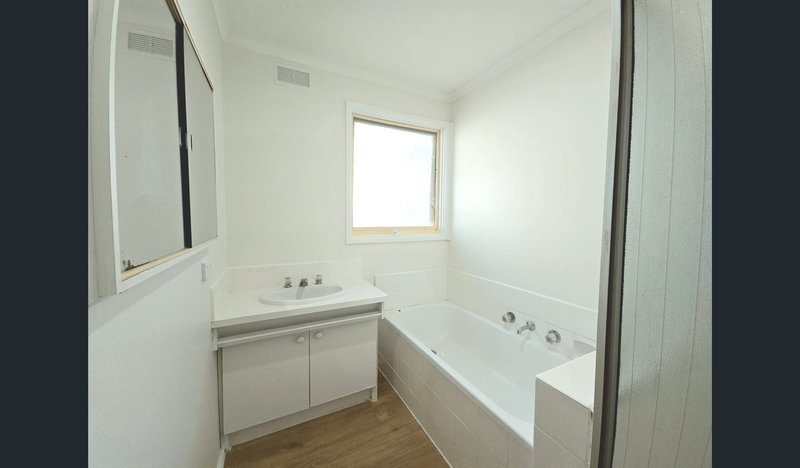 Photo - 1/16 Thomas Crescent, Cranbourne VIC 3977 - Image 12