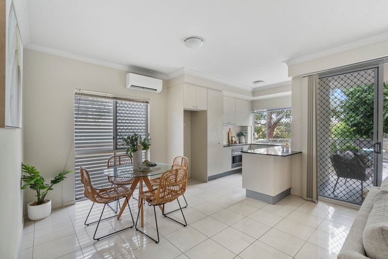 Photo - 1/17 Cardross Street, Yeerongpilly QLD 4105 - Image 4