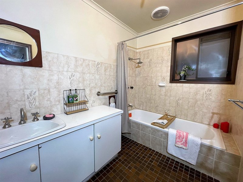 Photo - 1/17 Doongara Street, Griffith NSW 2680 - Image 4