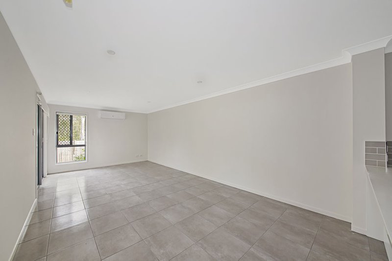 Photo - 1/17 Farmer Place, Park Ridge QLD 4125 - Image 4