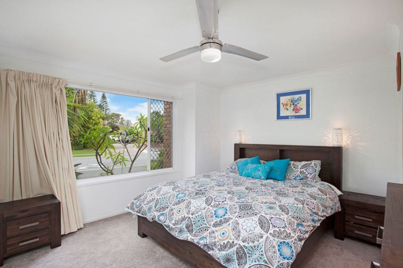 Photo - 117 Honeyeater Drive, Burleigh Waters QLD 4220 - Image 7