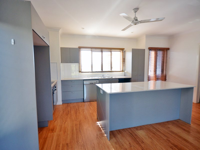 Photo - 1/18 Anzac Avenue, Rocky Point QLD 4874 - Image 5