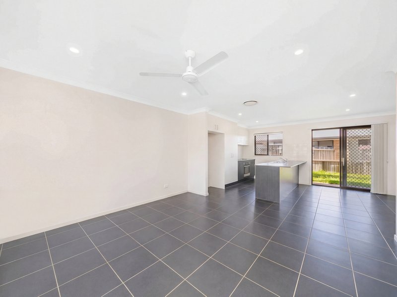 Photo - 1/18 Dryander Street, North Lakes QLD 4509 - Image 5