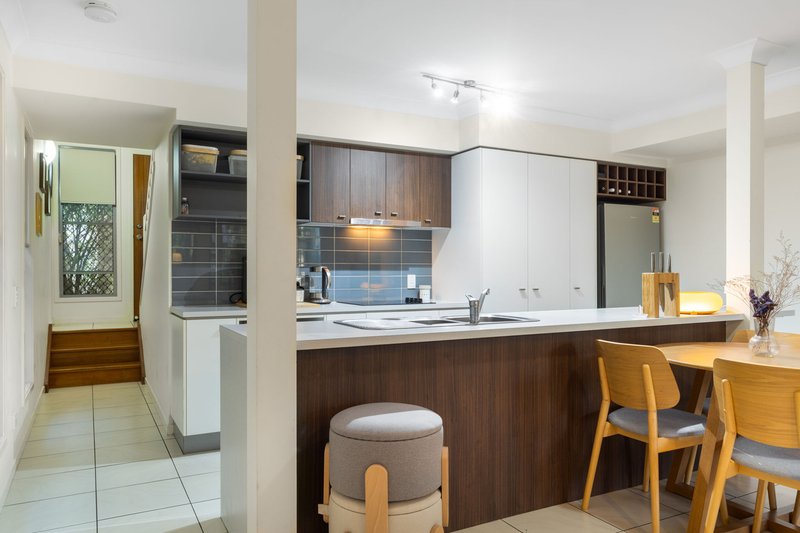 Photo - 11/8 Eric Road, Holland Park QLD 4121 - Image 2