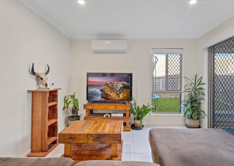 Photo - 1/18 Farmer Place, Park Ridge QLD 4125 - Image 3
