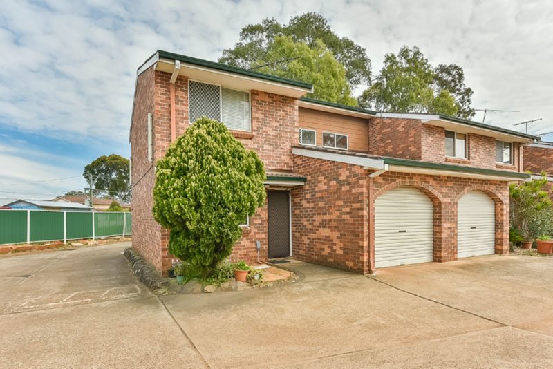 1/18 Hosking Crescent, Glenfield NSW 2167