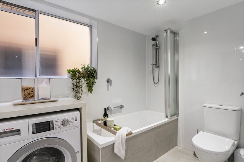 Photo - 1/18 North Street, Southport QLD 4215 - Image 11