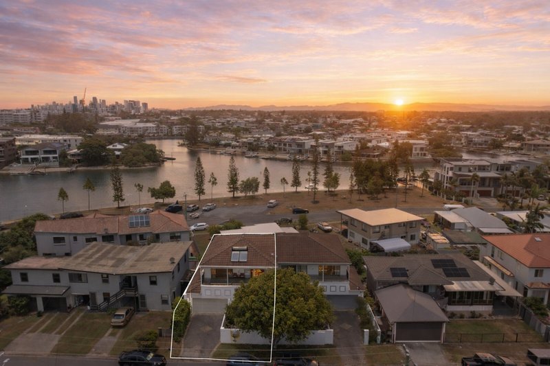 Photo - 1/18 Ocean Street, Runaway Bay QLD 4216 - Image 3