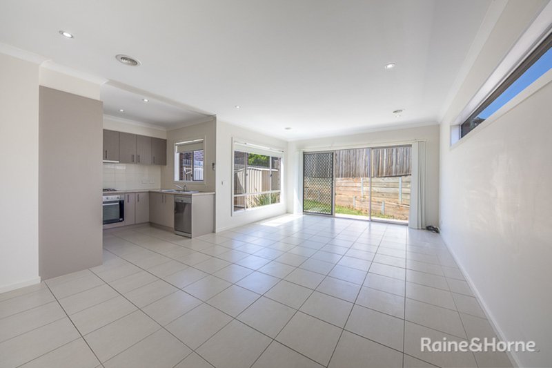 Photo - 11/8 Pads Way, Sunbury VIC 3429 - Image 4