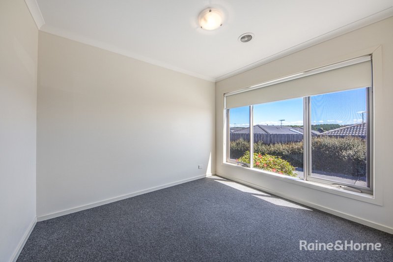 Photo - 11/8 Pads Way, Sunbury VIC 3429 - Image 6