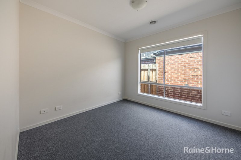 Photo - 11/8 Pads Way, Sunbury VIC 3429 - Image 7