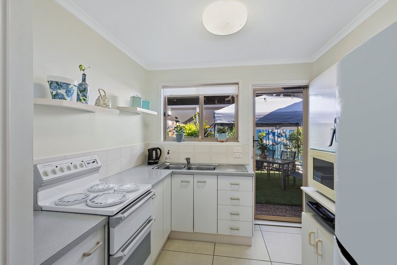 Photo - 1/18 Ronald Street, Wynnum QLD 4178 - Image 4