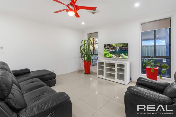 Photo - 118 The Boulevard, Parafield Gardens SA 5107 - Image 3
