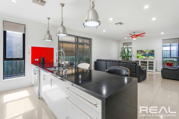 Photo - 118 The Boulevard, Parafield Gardens SA 5107 - Image 5