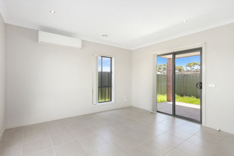 Photo - 1/180 Henry Road, Pakenham VIC 3810 - Image 4