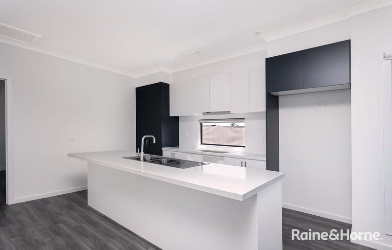 Photo - 1/183 Purinuan Road, Reservoir VIC 3073 - Image 5