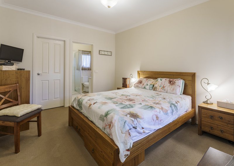 Photo - 11a Esther Crescent, Mooroolbark VIC 3138 - Image 4