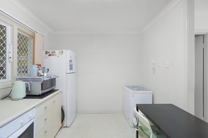Photo - 11A Shalford Way, Girrawheen WA 6064 - Image 10