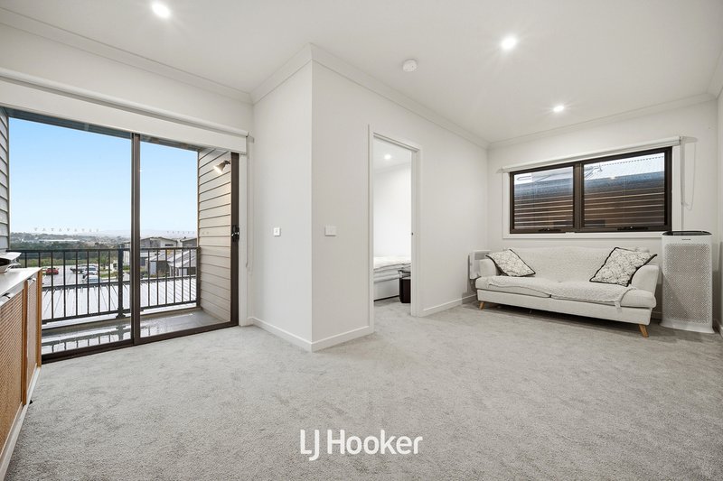 Photo - 12 Aberforth Place, Hampton Park VIC 3976 - Image 3